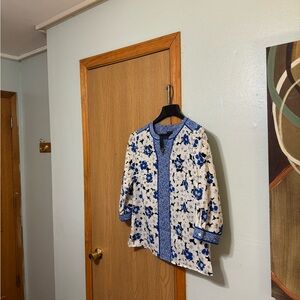 Talbots Medium Blue & White w/Floral Print 3/4 Sleeve Blouse - EUC